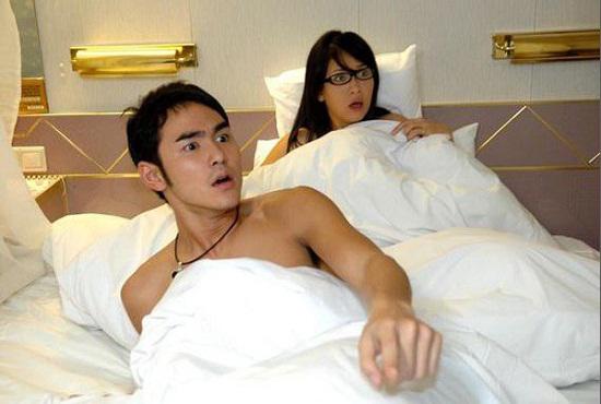 Đêm tân hôn, đứng như trời trồng khi tận mắt thấy chồng động phòng cùng gái trẻ-1