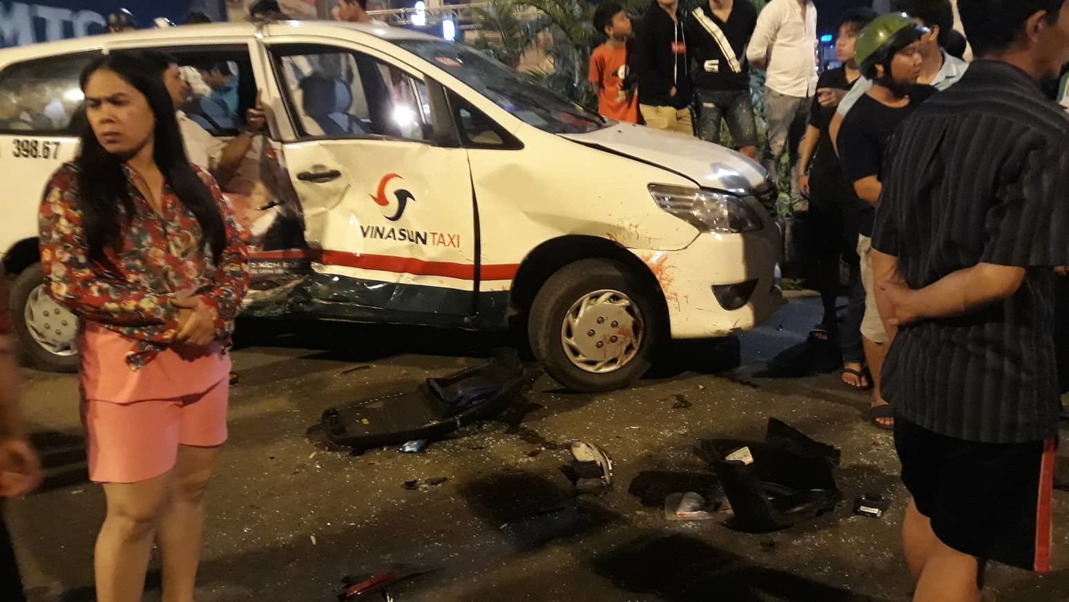 Nữ tài xế BMW tông 5 xe máy ở vòng xoay Sài Gòn, 1 người tử vong-4