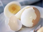 Lần tới luộc trứng hãy cho 2 nguyên liệu quen thuộc trong nhà bếp này vào rồi bạn sẽ thấy điều kỳ diệu xảy ra-7