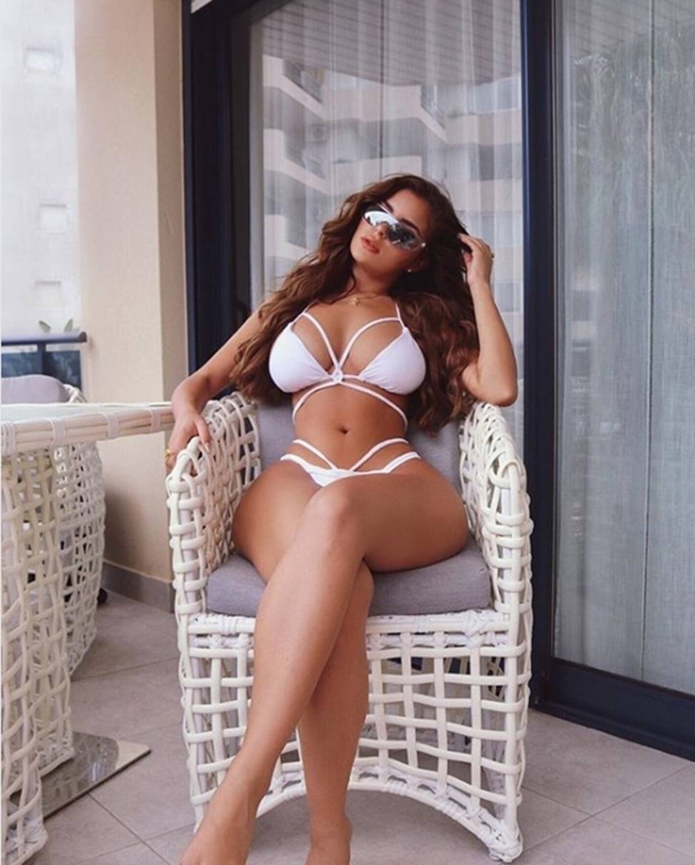 Muôn kiểu bikini dây mảnh như sắp đứt của mỹ nữ nấm lùn”-2