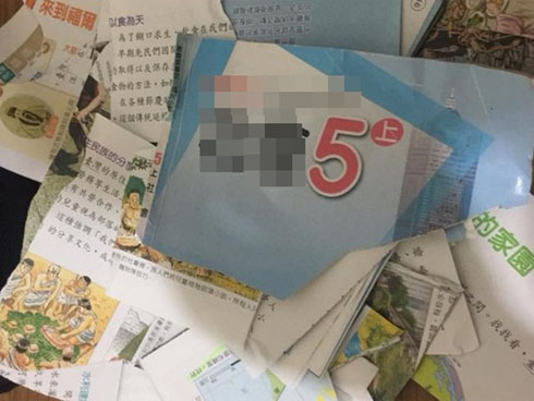 Tức giận vì con phải chép 22 trang sách, người cha có hành động gây choáng-1