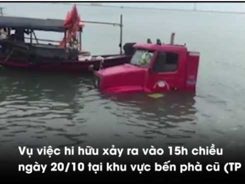 Hàng trăm người đứng xem vụ container cán xe máy khiến 1 người tử vong-3