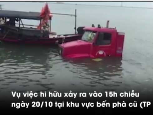 Xe container trượt bánh lao mình 'tắm' dưới vịnh Hạ Long