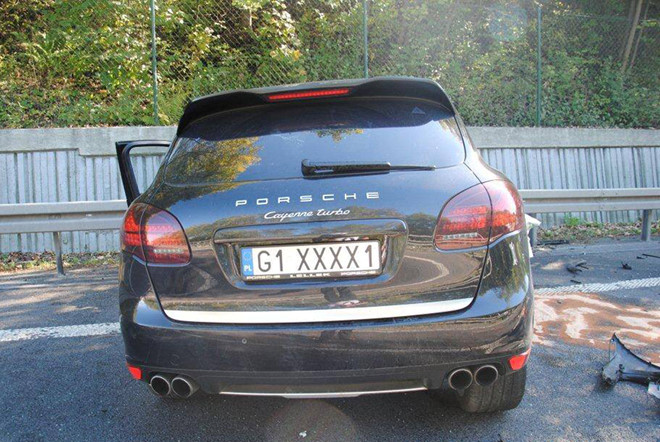 Đua với Ferrari, tài xế Porsche Cayenne gây tai nạn chết người-1