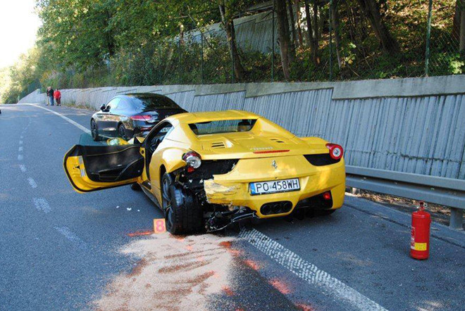 Đua với Ferrari, tài xế Porsche Cayenne gây tai nạn chết người-2