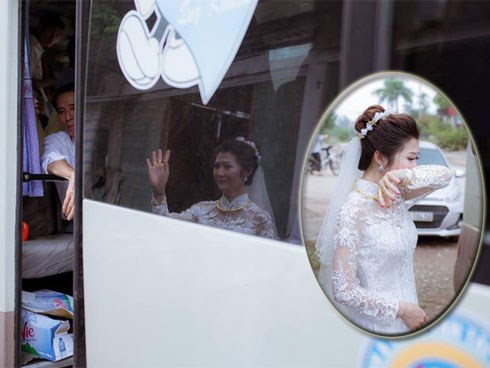 Phía sau bức ảnh cô dâu lau nước mắt chào người thân về nhà chồng: