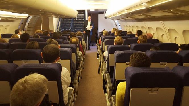 Trường học sang chảnh với sân bay và đội bay riêng-5