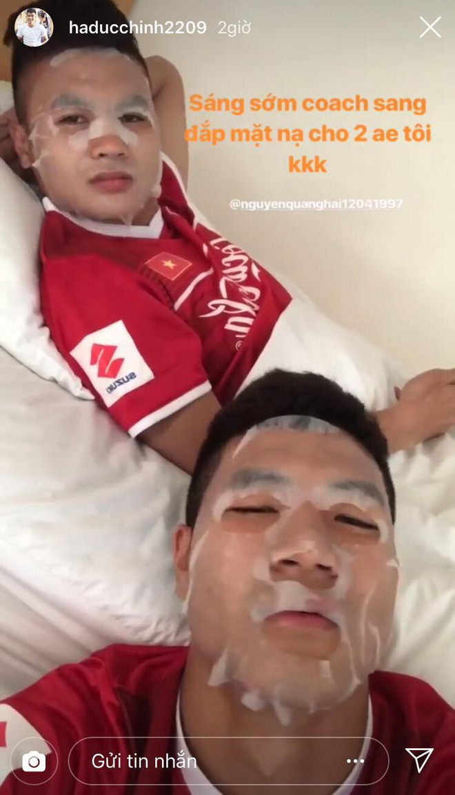 HLV Park Hang Seo đắp mặt nạ dưỡng da cho Quang Hải, Đức Chinh-1