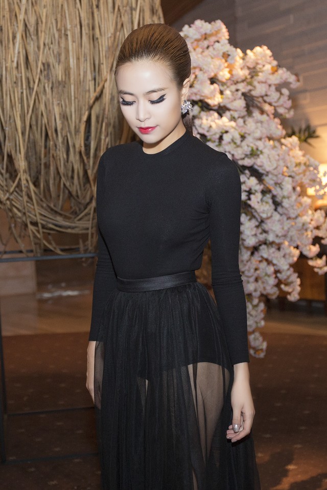 Mặc váy lộ nội y lại còn pha họa tiết nhìn gà hóa cuốc, Hoàng Thùy Linh bị chê tả tơi vì ăn mặc phản cảm-8