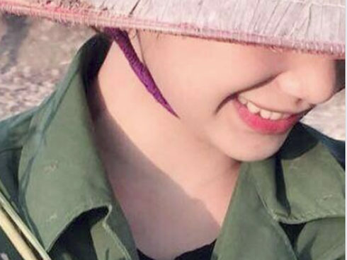 Chàng trai cô đơn giữa dòng người đi bão đêm chiến thắng với mảnh giấy tìm vợ sau lưng khiến ai cũng xúc động-7