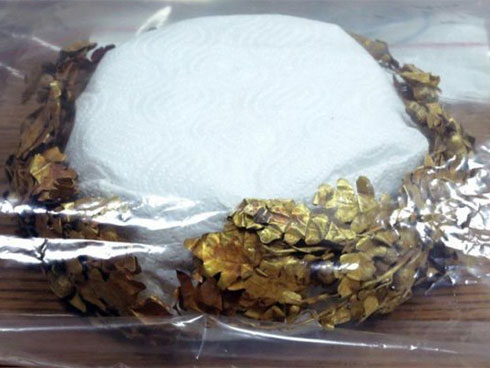 Mua món đồ chơi cũ kỹ rẻ tiền, cặp đôi không thể tin vào mắt mình khi nhìn thấy kho báu lấp lánh bên trong-5