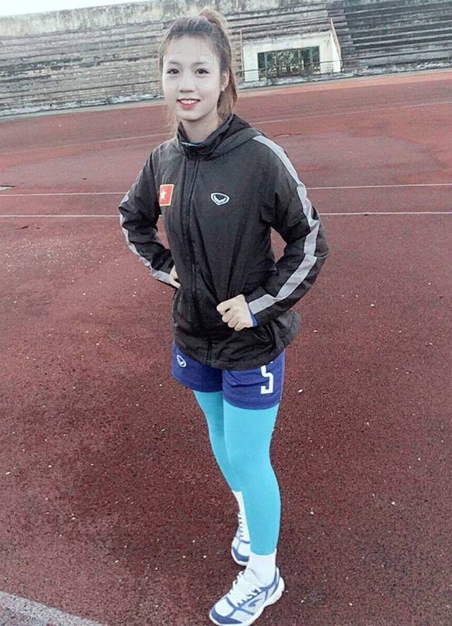 Nữ cầu thủ U19 Việt Nam khiến khán giả thốt lên: Chỉ là đá bóng thôi, có cần phải xinh vậy không?-1