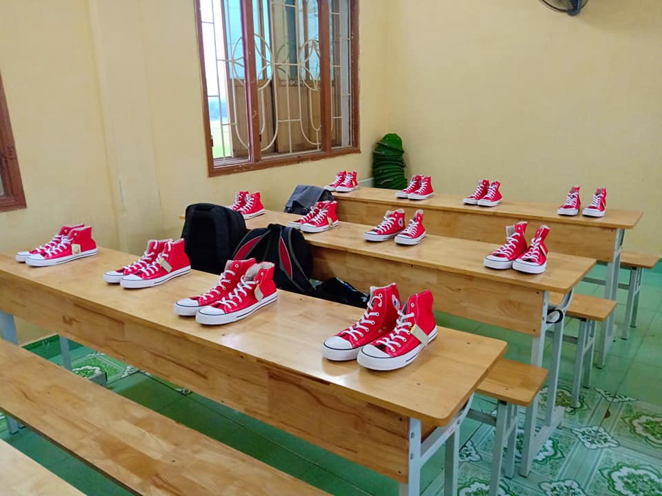 Xôn xao bức ảnh lớp học rich kids tặng 20/10 các bạn nữ mỗi người một đôi giày Converse-1