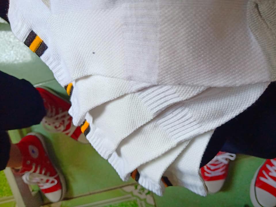 Xôn xao bức ảnh lớp học rich kids tặng 20/10 các bạn nữ mỗi người một đôi giày Converse-2