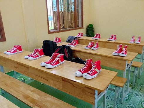 Xôn xao bức ảnh lớp học rich kids tặng 20/10 các bạn nữ mỗi người một đôi giày Converse