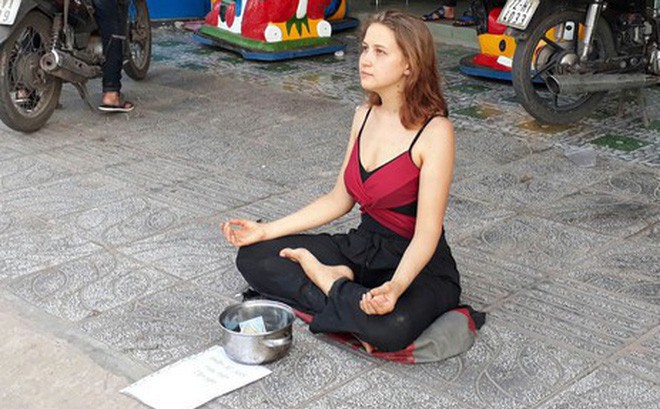 Cô gái Nga xinh đẹp và bạn trai đòi ở lại bệnh viện Phú Quốc, đi vệ sinh ngay tại phòng-1