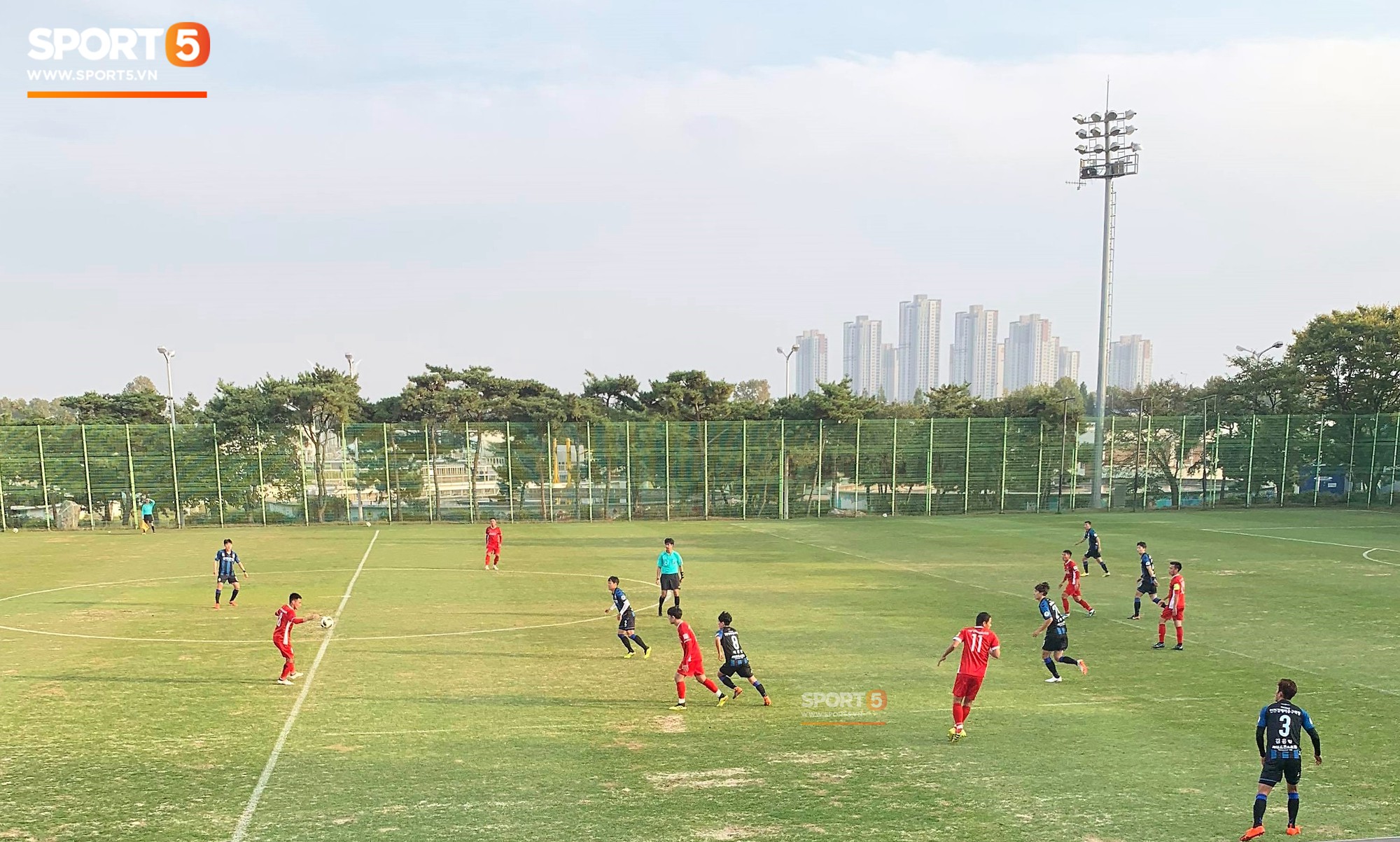 Trận đấu tập đầu tiên của ĐT Việt Nam tại Hàn Quốc: Thủ môn đội bạn dính thẻ đỏ, HLV Park Hang-seo xin cho tiếp tục thi đấu-1