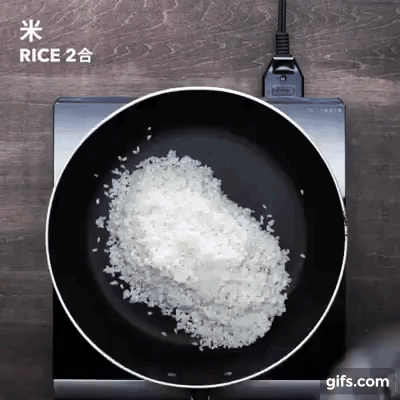 Tôi cho gạo và 1 quả cà chua vào chảo để nấu cơm, cả nhà tấm tắc khen thành phẩm xuất sắc-1