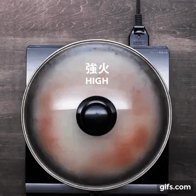 Tôi cho gạo và 1 quả cà chua vào chảo để nấu cơm, cả nhà tấm tắc khen thành phẩm xuất sắc-4