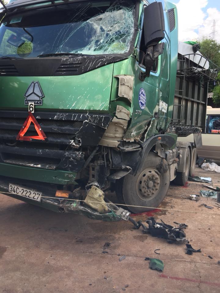 Xe đầu kéo lấn làn đối đầu xe khách, 10 người bị thương-3