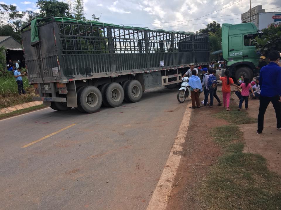 Xe đầu kéo lấn làn đối đầu xe khách, 10 người bị thương-4