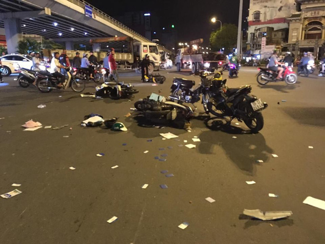 Clip và ảnh hiện trường vụ nữ tài xế gây tai nạn khiến 6 người thương vong ở Hàng Xanh-5