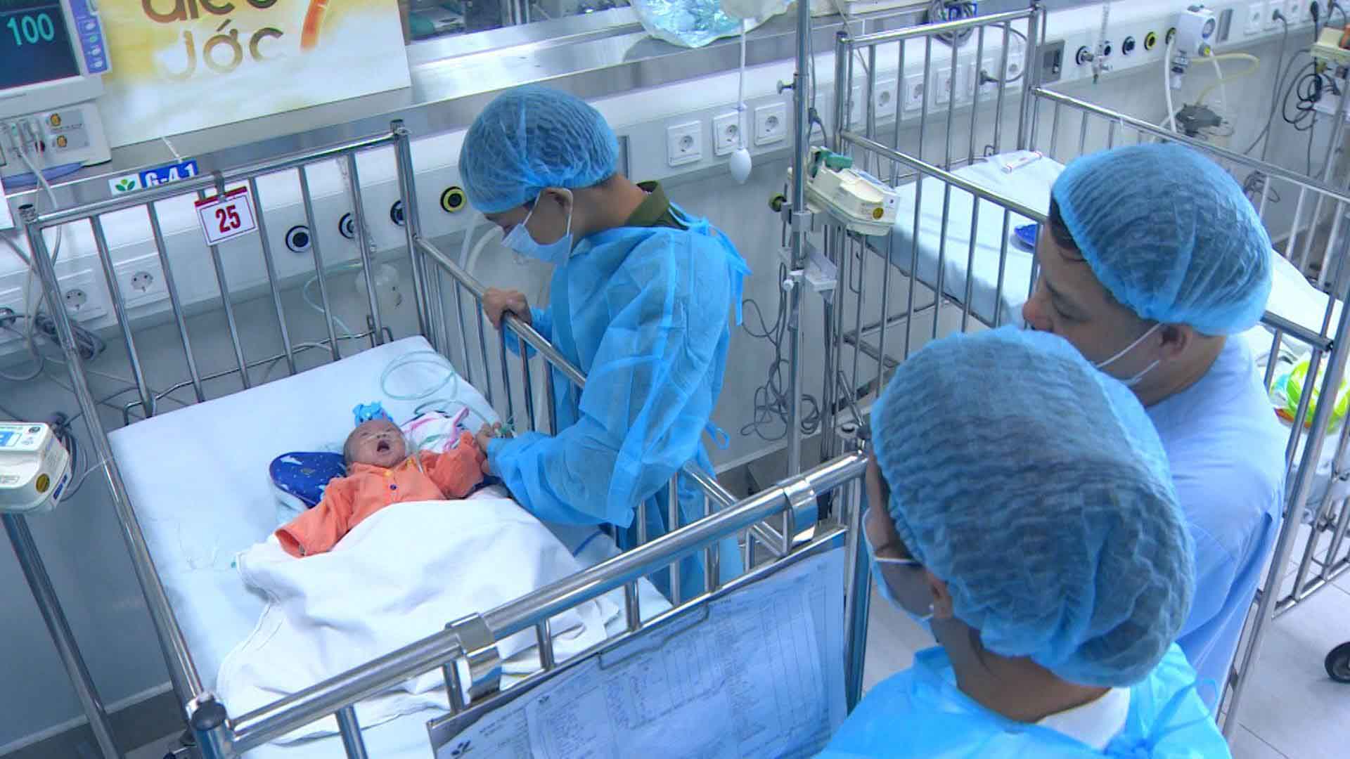 Phút đoàn tụ đẫm nước mắt của 2 con trai nạn nhân vụ cháy ở Đê La Thành-3