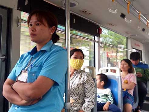 Màn kịch của người phụ nữ lam lũ khiến nhà xe ngỡ ngàng-4