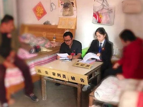 Bố mẹ bỏ vì bệnh, bé sơ sinh níu tay bà như nói Con ngoan không khóc, đừng bỏ con-9