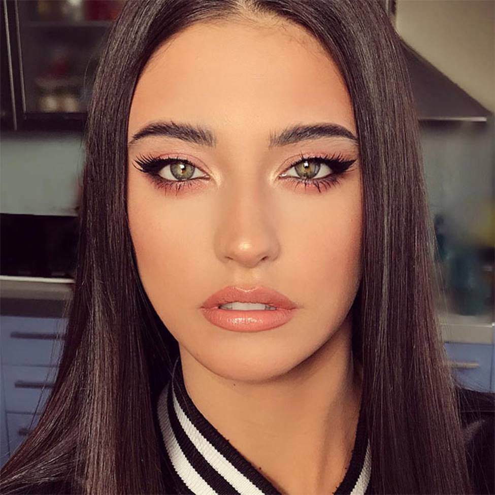 Cô gái có gương mặt đẹp nhất thế giới từng rắc rối vì bị nhiều đàn ông theo đuổi-12