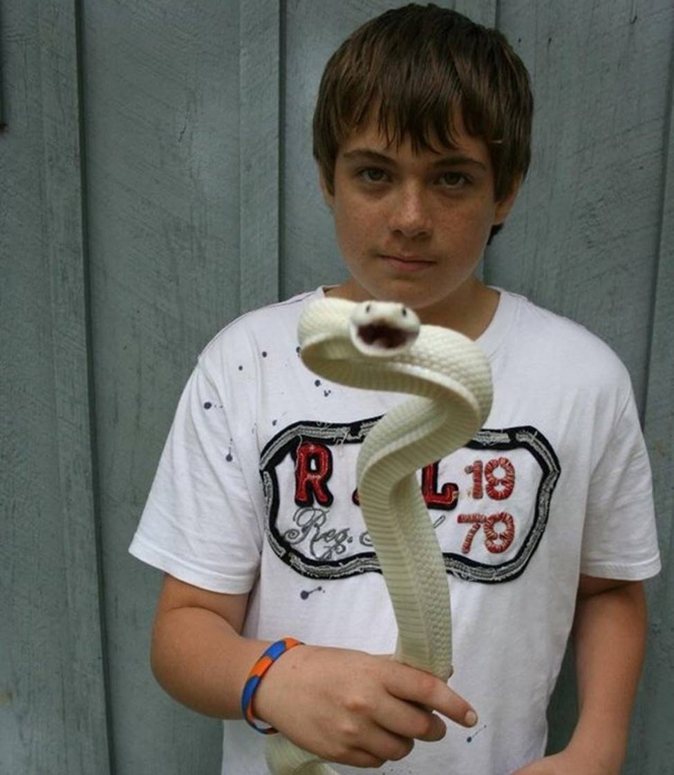 Mũ bảo hiểm có thể quên... nhưng bao cao su là phải nhớ-12