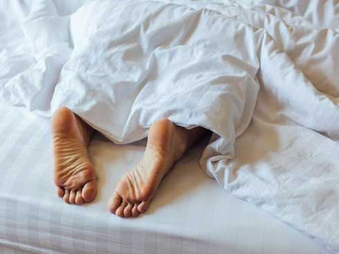 Tại sao thò chân ra khỏi chăn khi ngủ lại tốt và mọi người nên thực hiện?-1