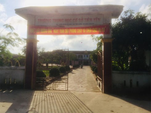 Mẹ đến trường “bắt con