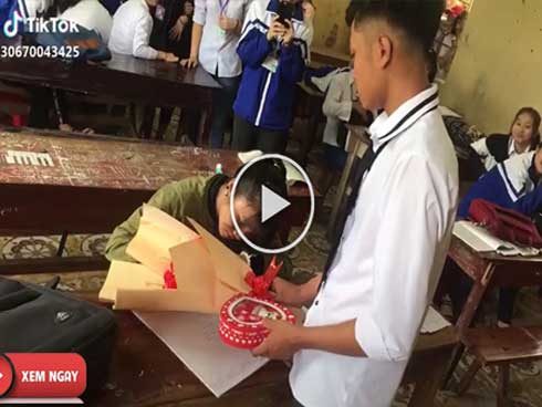 CLIP: Nổi cơn tam bành, vợ đá liên tiếp vào mặt bồ nhí, kéo quần chồng ngay trong nhà nghỉ-1