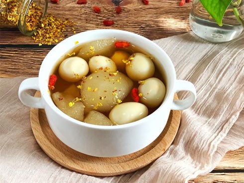 Thấy tôi dùng trứng cút nấu chè mẹ chồng bĩu môi nhưng cuối cùng bà phải khen tôi tấm tắc!