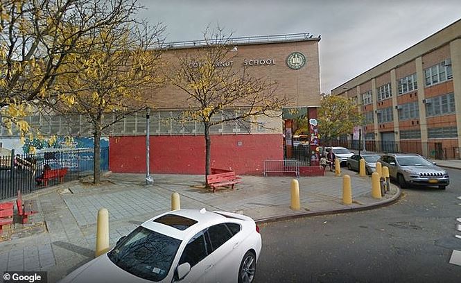 Cô giáo bị đuổi việc vì nhắn tin mùi mẫn với học sinh 11 tuổi-2