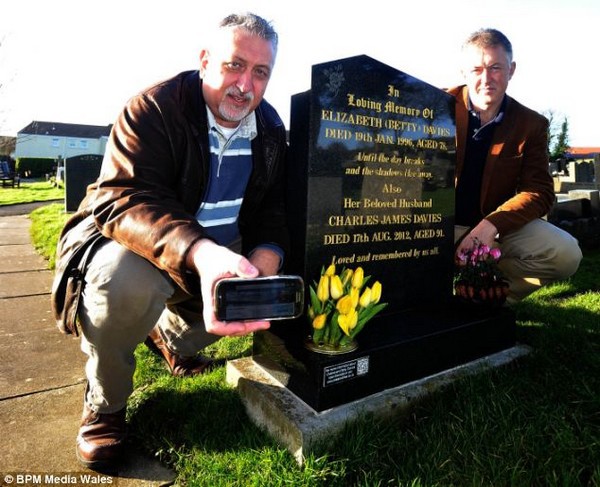 Con trai khắc mã QR lên bia mộ cha để kể về lịch sử hào hùng của ông-1