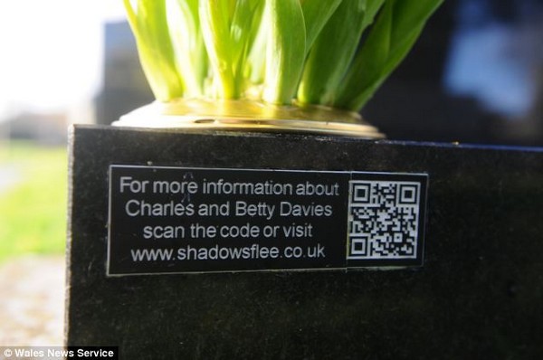 Con trai khắc mã QR lên bia mộ cha để kể về lịch sử hào hùng của ông-2