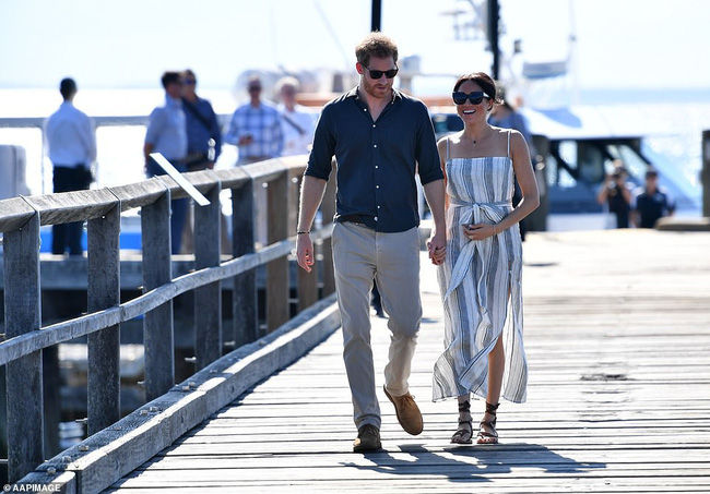 Meghan bế bụng bầu, tái xuất rạng rỡ bên chồng, táo bạo mặc váy xẻ tà cao quá đà, suýt lộ hàng-2