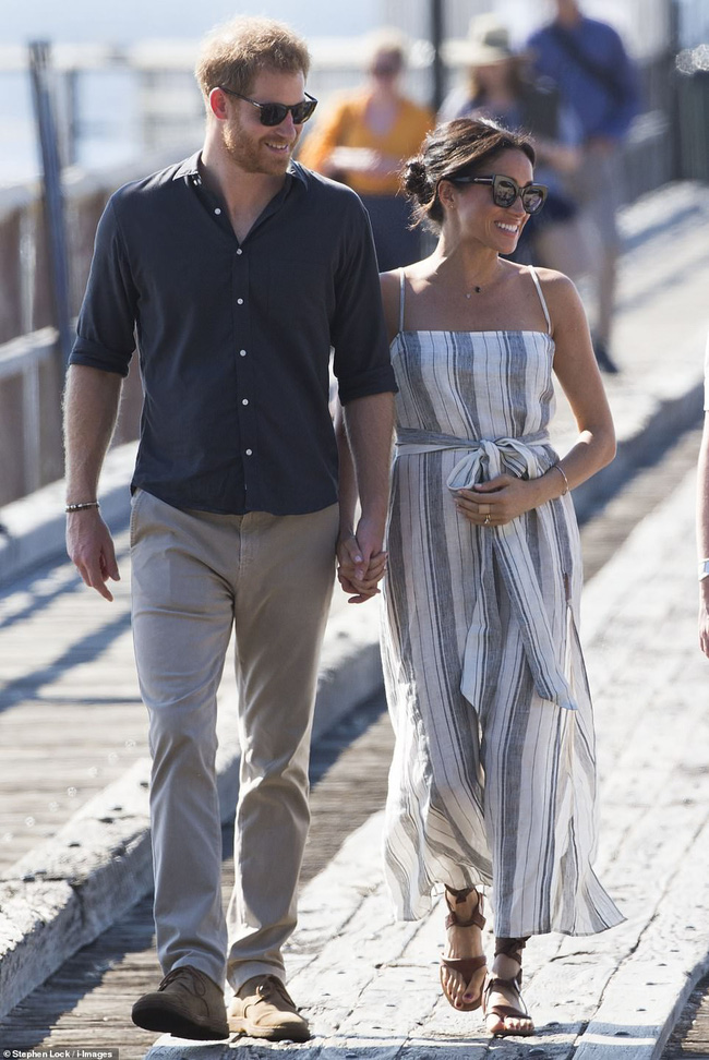 Meghan bế bụng bầu, tái xuất rạng rỡ bên chồng, táo bạo mặc váy xẻ tà cao quá đà, suýt lộ hàng-3