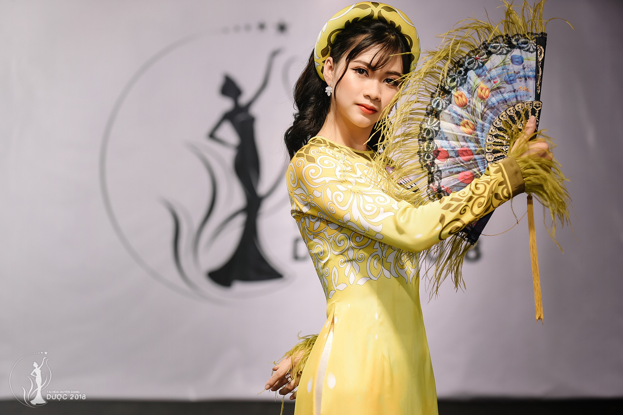 Ai bảo sinh viên Y Dược chỉ biết học, vào mà xem trường có 1 dàn con gái 10x chẳng những xinh mà còn đầy tài năng-3