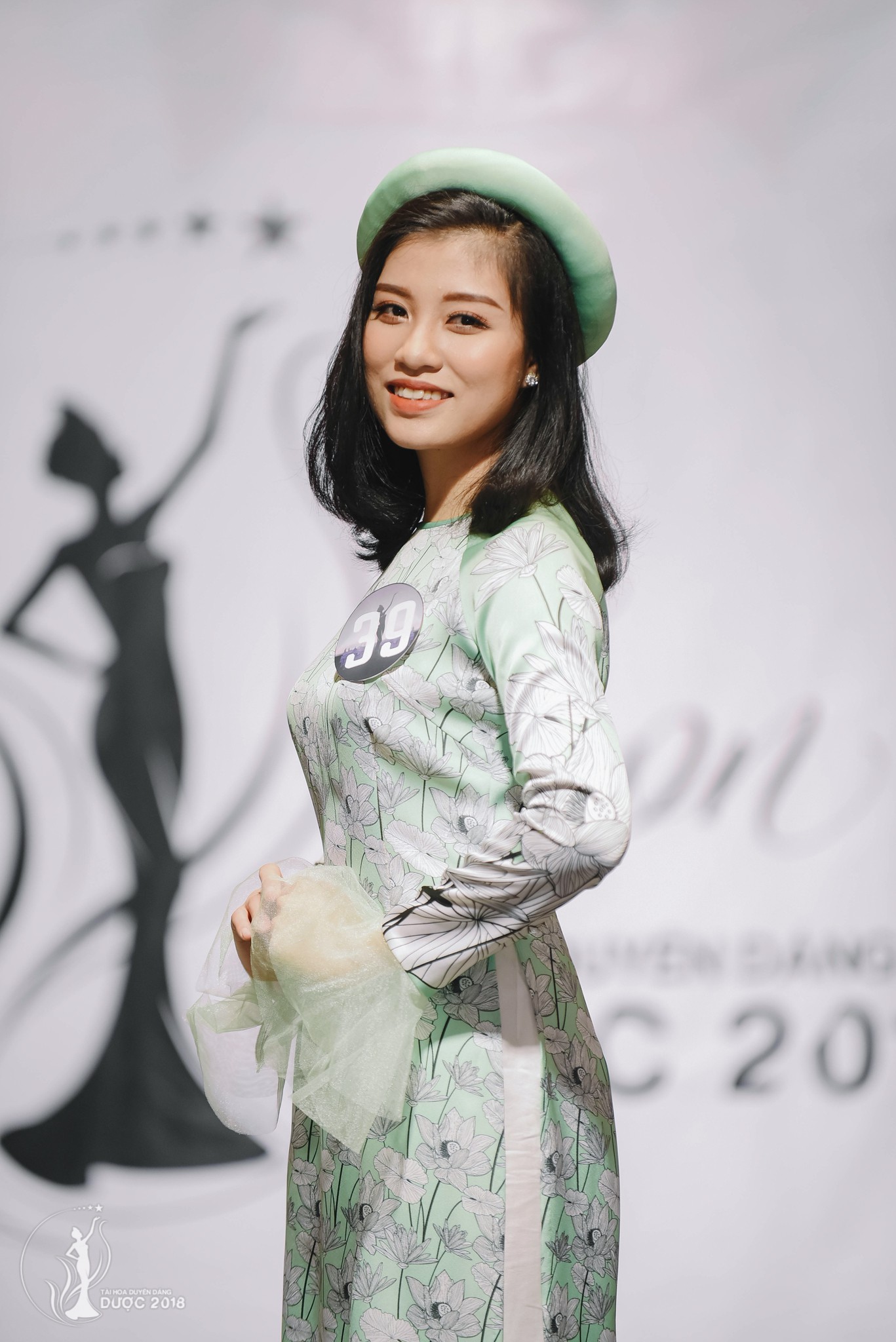 Ai bảo sinh viên Y Dược chỉ biết học, vào mà xem trường có 1 dàn con gái 10x chẳng những xinh mà còn đầy tài năng-8