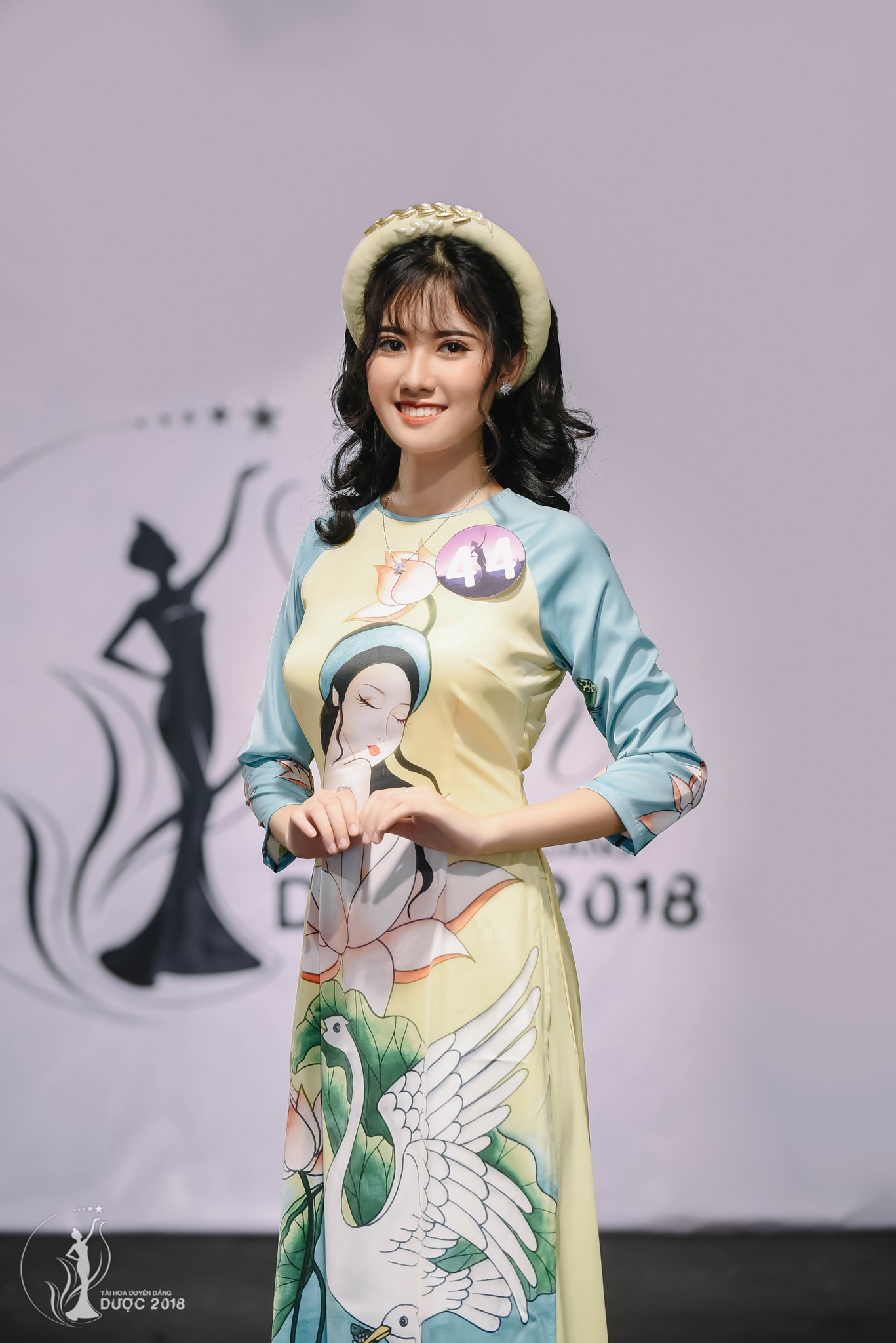 Ai bảo sinh viên Y Dược chỉ biết học, vào mà xem trường có 1 dàn con gái 10x chẳng những xinh mà còn đầy tài năng-10