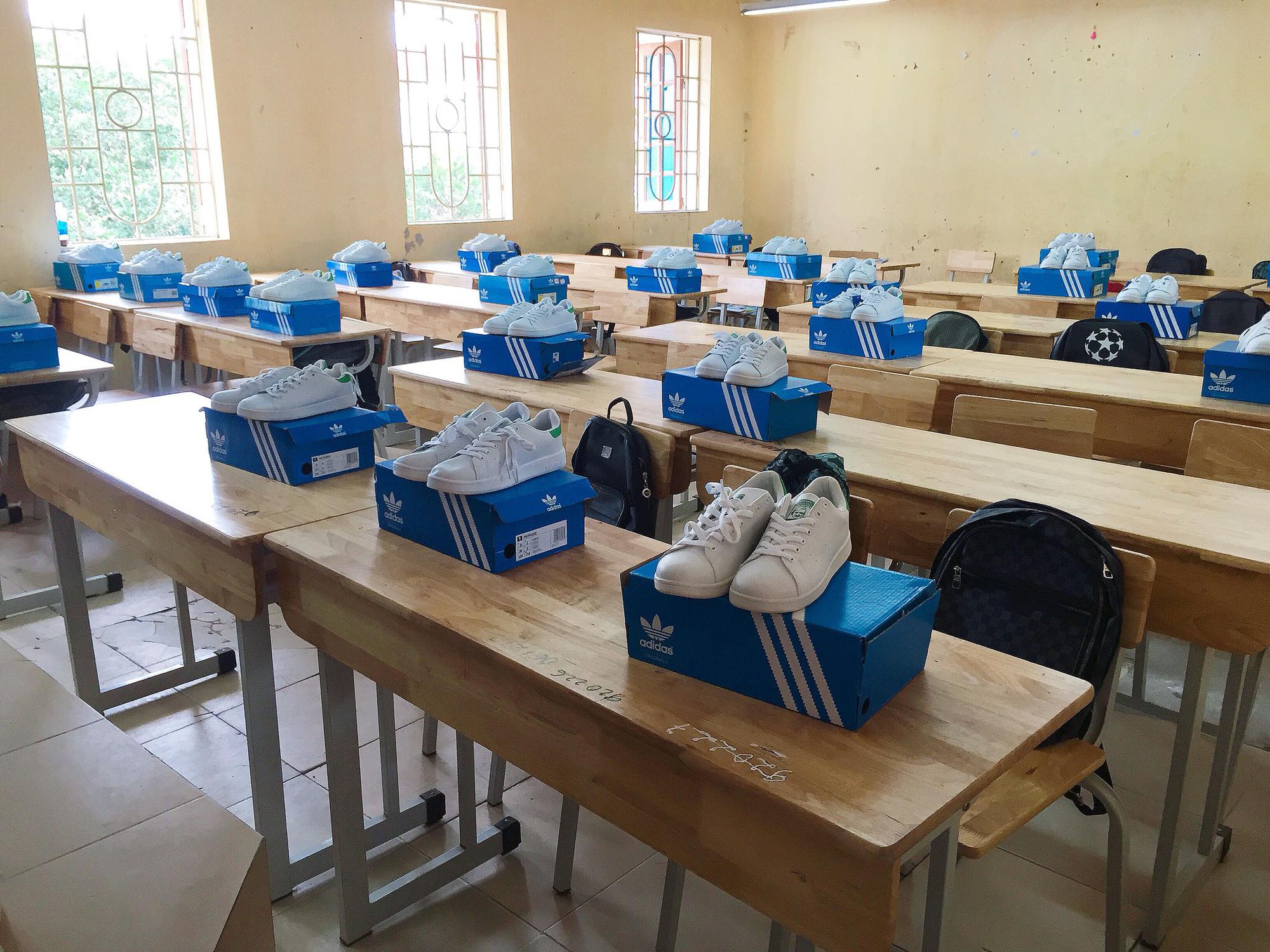 Tranh cãi chuyện các nam sinh bị dân mạng hỏi ngược: Mua cho mẹ đôi dép nào chưa? khi tặng giày hiệu cho con gái trong lớp-1