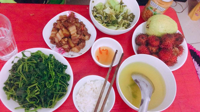 Theo trào lưu khoe mâm cơm siêu rẻ 35k, vợ trẻ bị chị em ném đá vì hàng loạt điểm vô lý-1