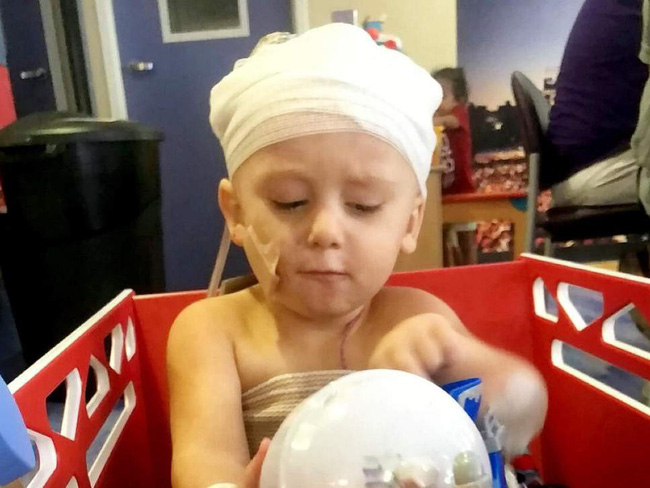 Hình ảnh khủng khiếp của cậu bé 2 tuổi sau tai nạn ô tô khiến phụ huynh không khỏi giật mình-2