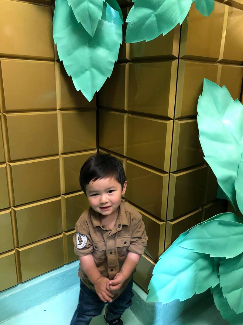 Phát sốt với loạt ảnh con trai Đan Trường ôm gấu, đeo cặp đi chơi: Mệt là lăn ra đất-9