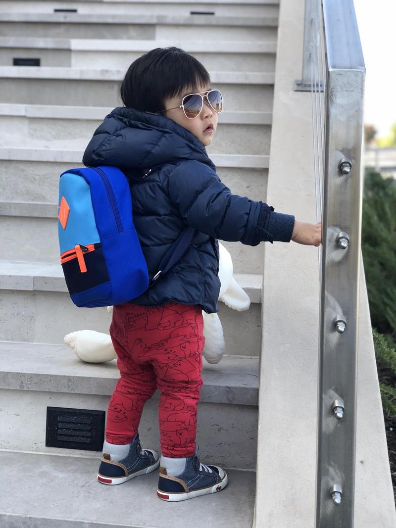 Phát sốt với loạt ảnh con trai Đan Trường ôm gấu, đeo cặp đi chơi: Mệt là lăn ra đất-3