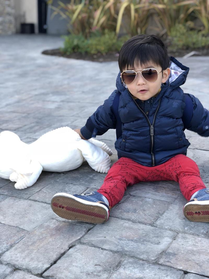 Phát sốt với loạt ảnh con trai Đan Trường ôm gấu, đeo cặp đi chơi: Mệt là lăn ra đất-4