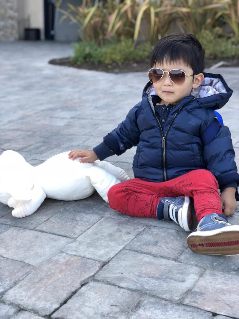 Phát sốt với loạt ảnh con trai Đan Trường ôm gấu, đeo cặp đi chơi: Mệt là lăn ra đất-6